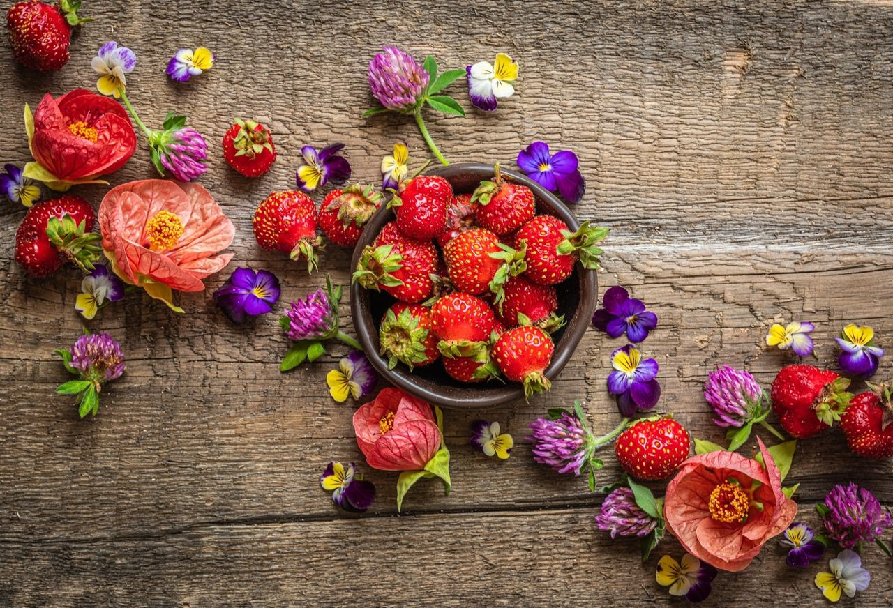 colorful-food-fruit-berries-flowers-strawberries-1902493