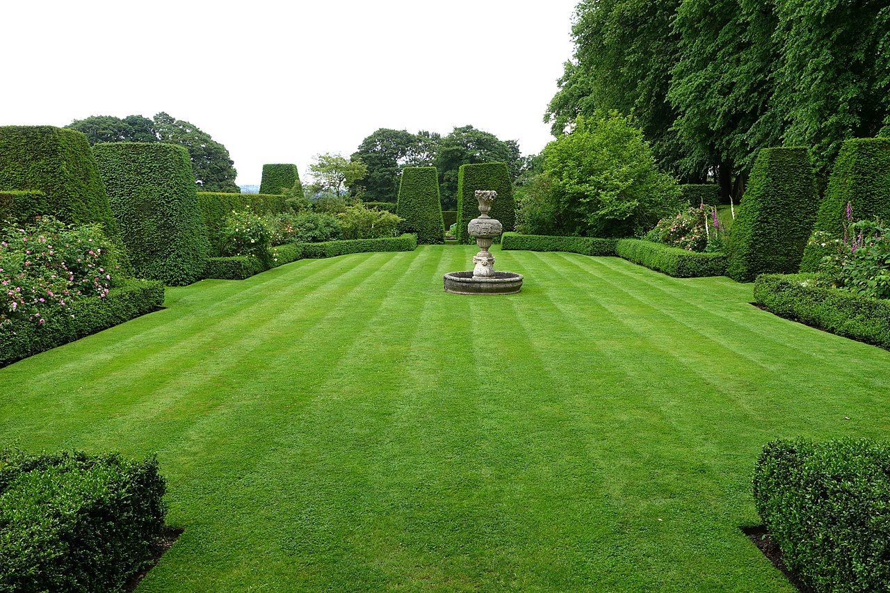 1280px-Garden_lawn_-_Renishaw_Hall_-_Derbyshire_England_-_DSC02203