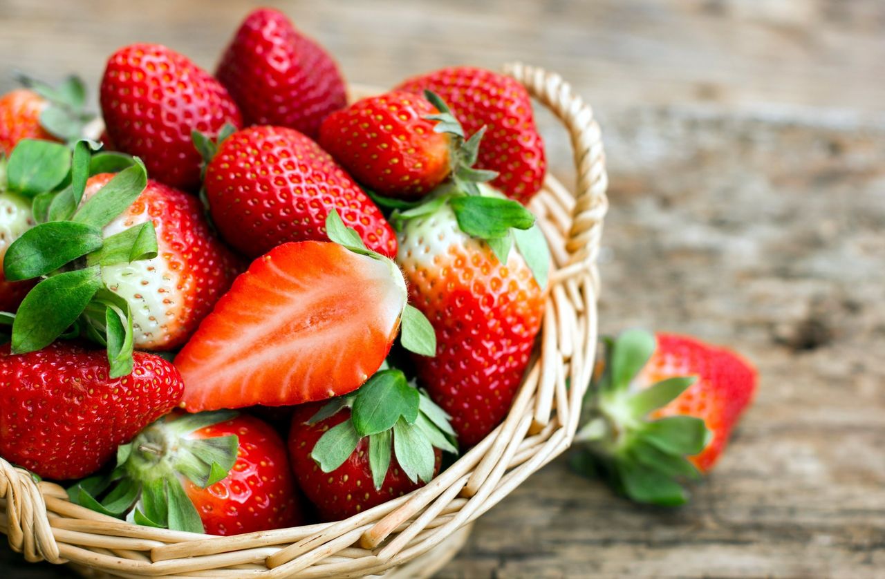 food-red-baskets-fruit-strawberries-1429325